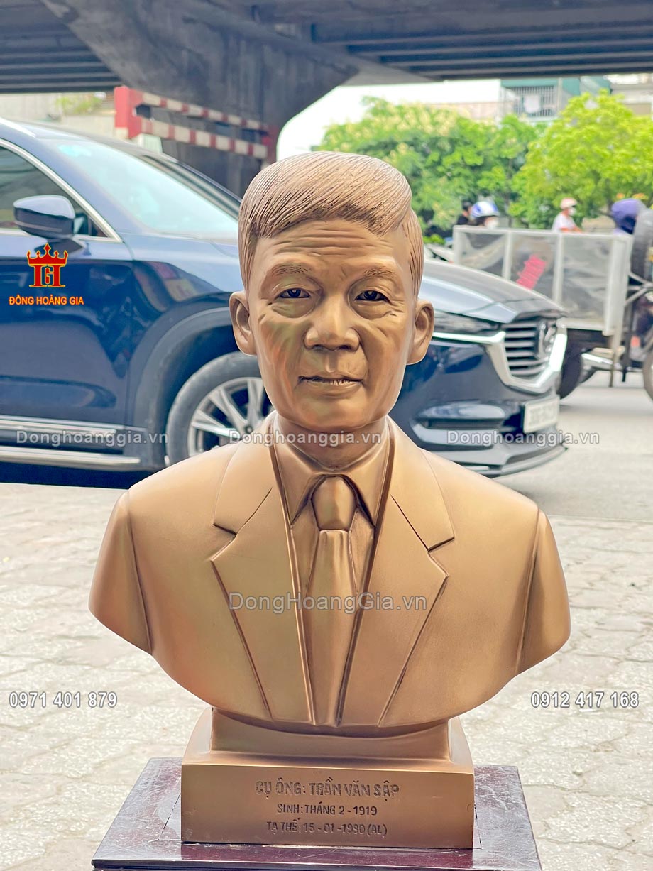 Tượng đồng chân dung cụ ông được nghệ nhân hoàn thiện